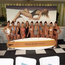 Heidi Klum con vestido negro y bikinis de la colección 'HK Intimates' 