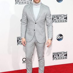 Nick Jonas con traje claro 