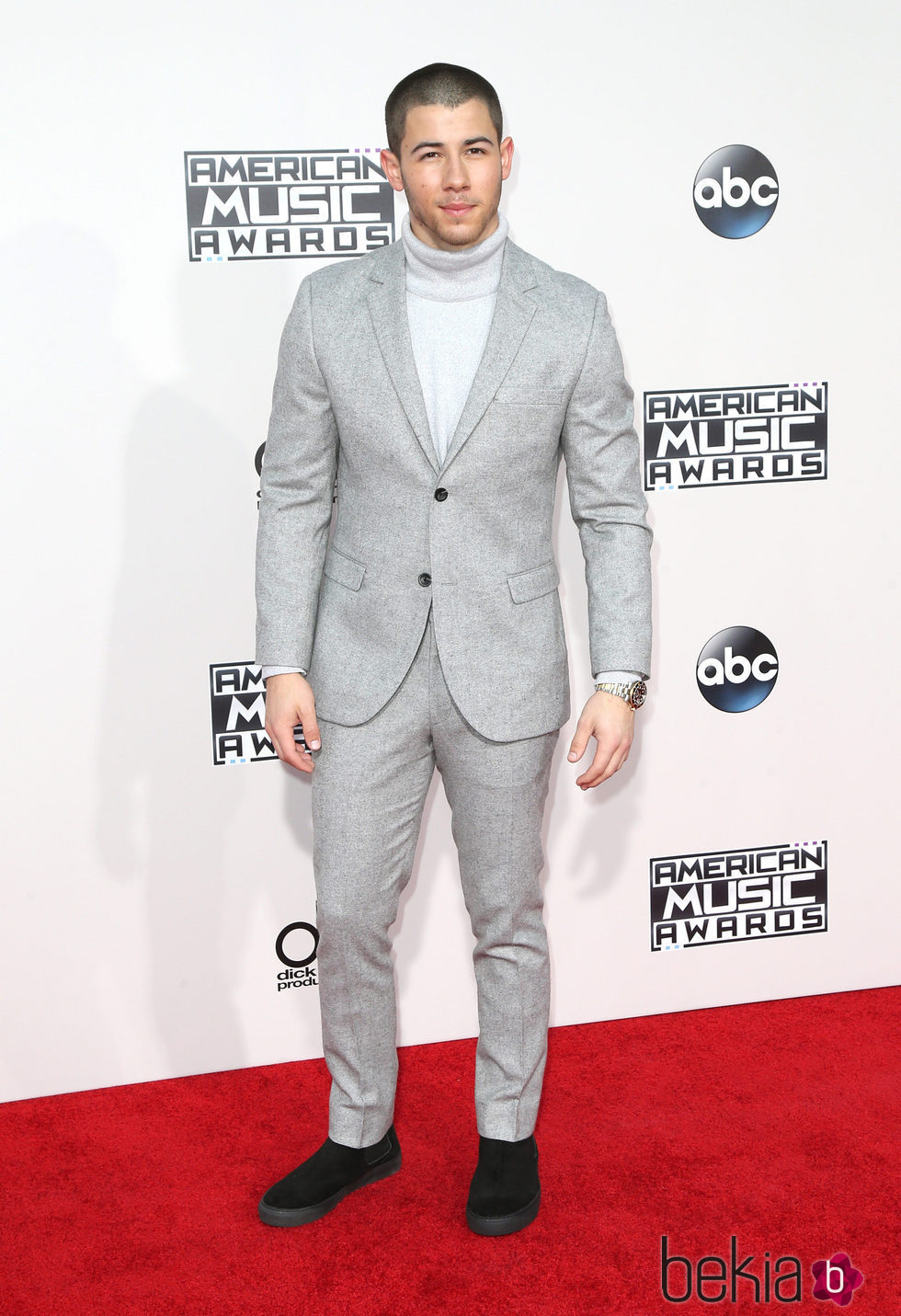 Nick Jonas con traje claro 