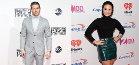 Nick Jonas con traje claro 