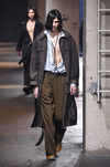 Maxi abrigo y camisa abierta azul de Lanvin en la semana de la moda de París para la temporada Otoño/Invierno 2016/2017