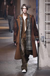 Maxi abrigo ante marrón y bufanda madras de Lanvin en la semana de la moda de París para la temporada Otoño/Invierno 2016/2017