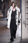 Abrigo de ante con forro de lana y mangas de cuero de Lanvin en la semana de la moda de París para la temporada Otoño/Invierno 2016/2017