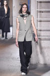 Chaleco con las mangas recortadas de Lanvin en la semana de la moda de París para la temporada Otoño/Invierno 2016/2017
