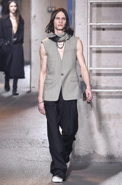 Chaleco con las mangas recortadas de Lanvin en la semana de la moda de París para la temporada Otoño/Invierno 2016/2017