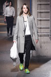 Abrigo gris con bolso blanco y zapatillas verdes de Lanvin en la semana de la moda de París para la temporada Otoño/Invierno 2016/2017