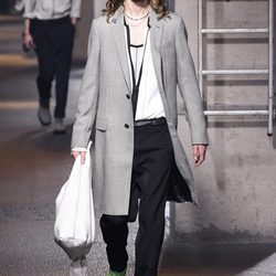 Abrigo gris con bolso blanco y zapatillas verdes de Lanvin en la semana de la moda de París para la temporada Otoño/Invierno 2016/2017