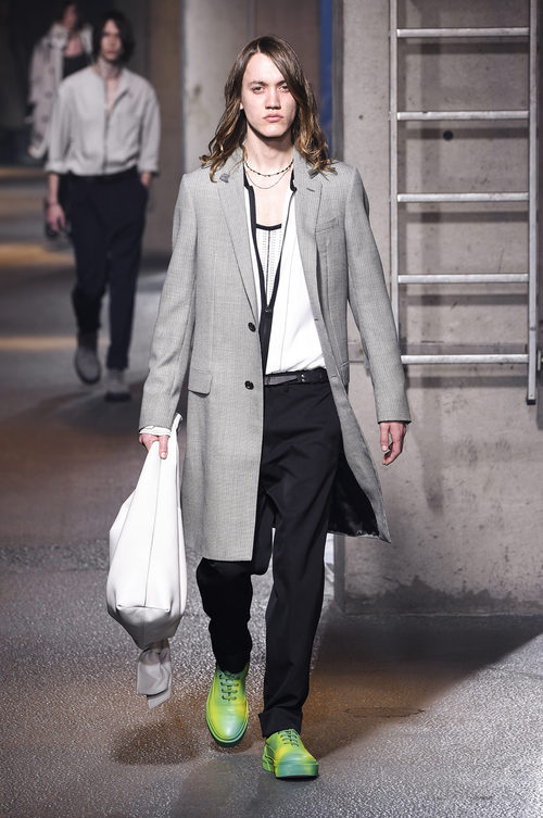 Abrigo gris con bolso blanco y zapatillas verdes de Lanvin en la semana de la moda de París para la temporada Otoño/Invierno 2016/2017