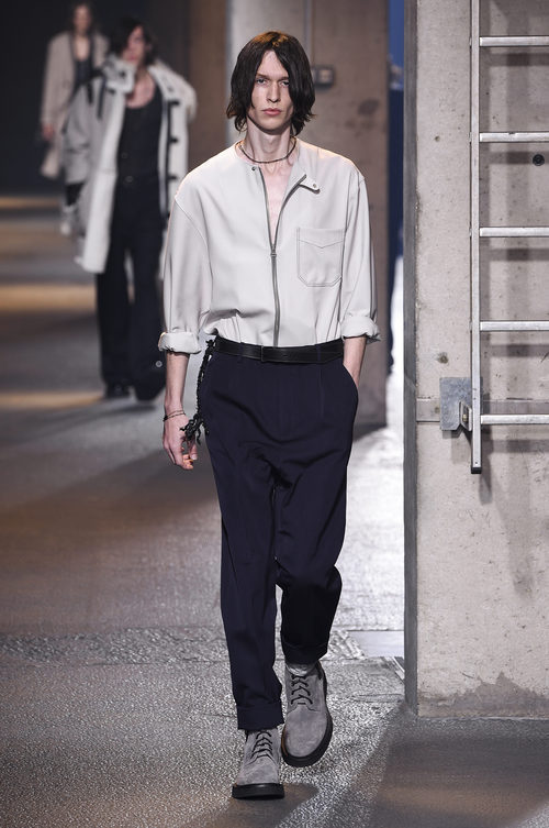 Camisa blanca con cremallera de Lanvin en la semana de la moda de París para la temporada Otoño/Invierno 2016/2017