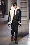 Cazadora de cuero con forro de lana y flecos en hombros de Lanvin en la semana de la moda de París para la temporada Otoño/Invierno 2016/2017