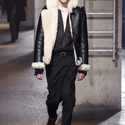 Cazadora de cuero con forro de lana y flecos en hombros de Lanvin en la semana de la moda de París para la temporada Otoño/Invierno 2016/2017