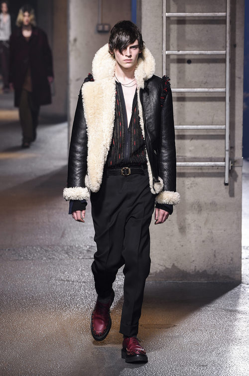 Cazadora de cuero con forro de lana y flecos en hombros de Lanvin en la semana de la moda de París para la temporada Otoño/Invierno 2016/2017