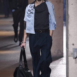 Jersey asimétrico con superposición de tejidos en azul serenity de Lanvin en la semana de la moda de París para la temporada Otoño/Invierno 2016/2017