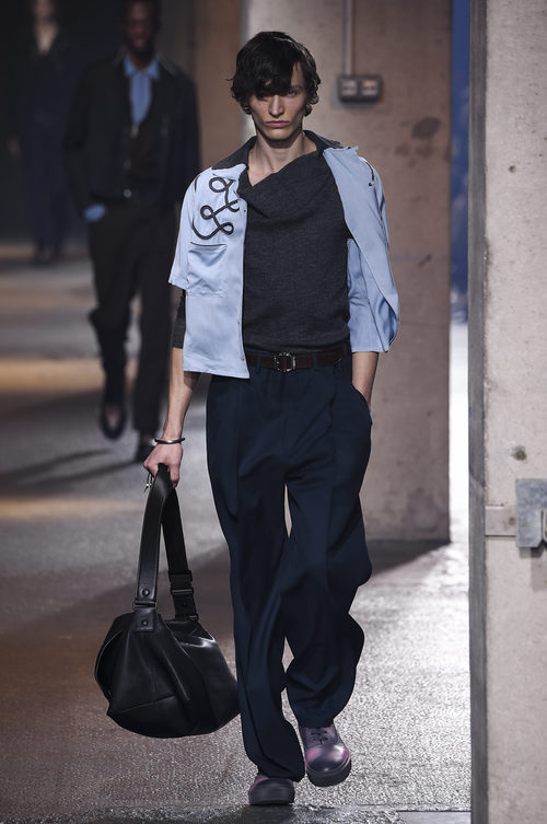 Jersey asimétrico con superposición de tejidos en azul serenity de Lanvin en la semana de la moda de París para la temporada Otoño/Invierno 2016/2017