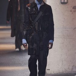 Abrigo negro con superposición de tejidos de Lanvin en la semana de la moda de París para la temporada Otoño/Invierno 2016/2017