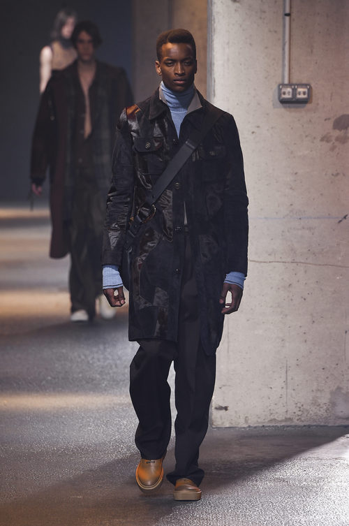 Abrigo negro con superposición de tejidos de Lanvin en la semana de la moda de París para la temporada Otoño/Invierno 2016/2017