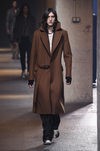 Gabardina marrón con zapatos grises de Lanvin en la semana de la moda de París para la temporada Otoño/Invierno 2016/2017