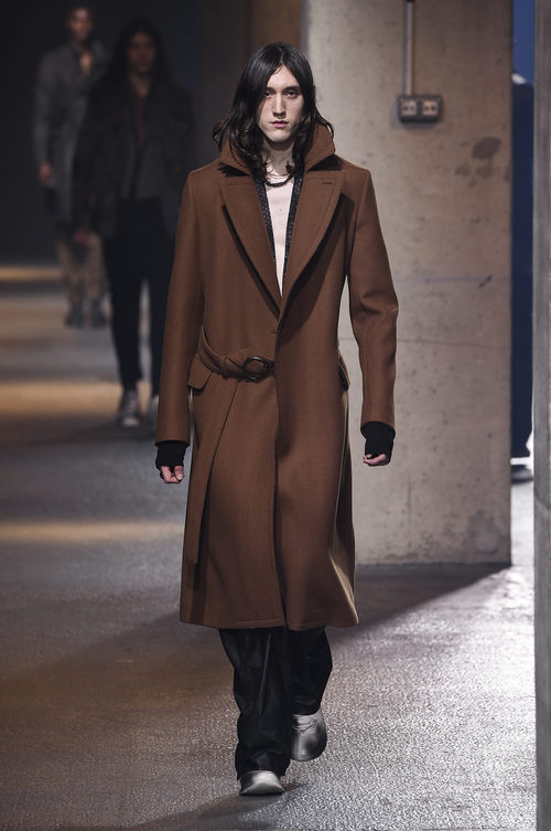 Gabardina marrón con zapatos grises de Lanvin en la semana de la moda de París para la temporada Otoño/Invierno 2016/2017