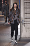 Cazadora vaquera con parches de diferentes tejidos de Lanvin en la semana de la moda de París para la temporada Otoño/Invierno 2016/2017
