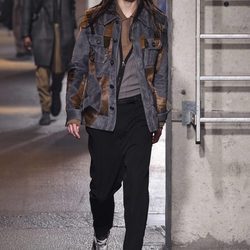 Cazadora vaquera con parches de diferentes tejidos de Lanvin en la semana de la moda de París para la temporada Otoño/Invierno 2016/2017