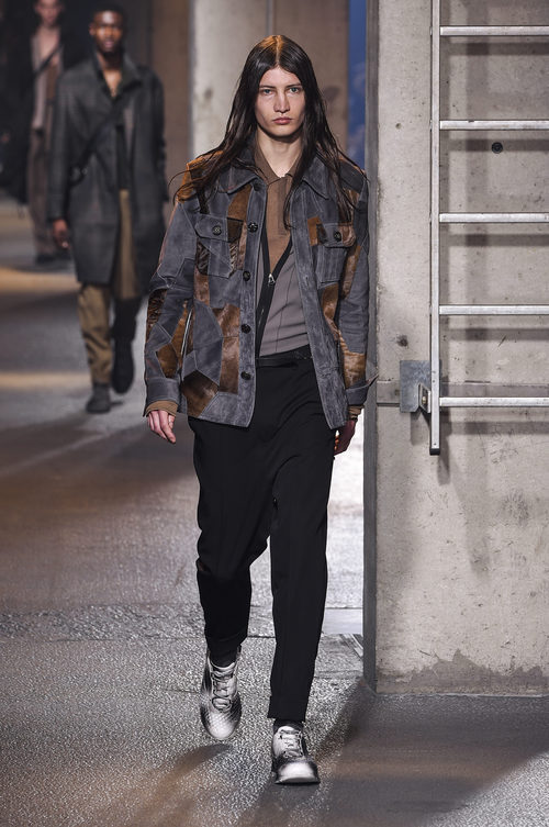 Cazadora vaquera con parches de diferentes tejidos de Lanvin en la semana de la moda de París para la temporada Otoño/Invierno 2016/2017