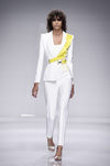 Traje blanco con detalle amarillo en la solapa de Versace en la semana de la moda de París Primavera/Verano 2016