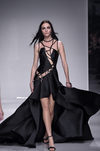 Vestido negro largo asimétrico con falda de vuelo de Versace en la semana de la moda de París Primavera/Verano 2016