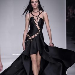 Vestido negro largo asimétrico con falda de vuelo de Versace en la semana de la moda de París Primavera/Verano 2016