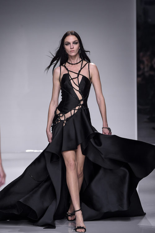Vestido negro largo asimétrico con falda de vuelo de Versace en la semana de la moda de París Primavera/Verano 2016