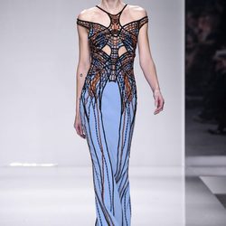 Vestido largo recto con cuerpo asimétrico de Versace en la semana de la moda de París Primavera/Verano 2016