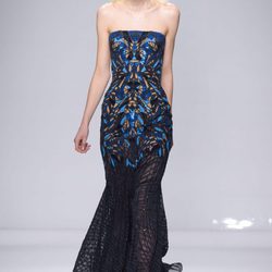 Vestido largo recto con tonalidades azules de Versace en la semana de la moda de París Primavera/Verano 2016