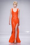 Vestido naranja con abertura lateral de Versace en la semana de la moda de París Primavera/Verano 2016