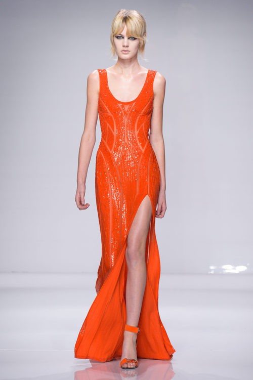 Vestido naranja con abertura lateral de Versace en la semana de la moda de París Primavera/Verano 2016