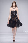 Vestido midi negro con transparencias geométricas de Versace en la semana de la moda de París Primavera/Verano 2016