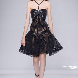 Vestido midi negro con transparencias geométricas de Versace en la semana de la moda de París Primavera/Verano 2016
