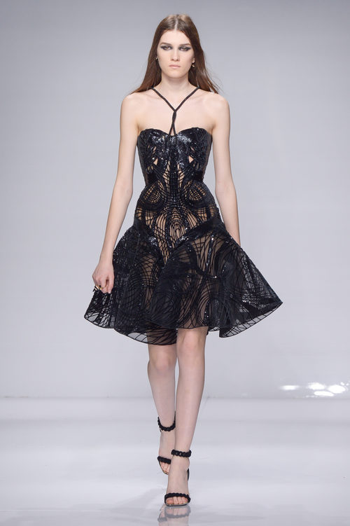 Vestido midi negro con transparencias geométricas de Versace en la semana de la moda de París Primavera/Verano 2016