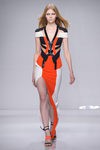 Vestido asimétrico tricolor de Versace en la semana de la moda de París Primavera/Verano 2016