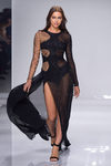 Vestido negro asimétrico con transparencias de Versace en la semana de la moda de París Primavera/Verano 2016