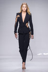 Traje negro asimétrico con cuerdas de Versace en la semana de la moda de París Primavera/Verano 2016