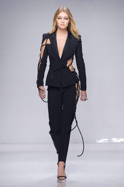 Traje negro asimétrico con cuerdas de Versace en la semana de la moda de París Primavera/Verano 2016