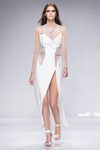 Vestido blanco largo asimétrico con transparencias de Versace en la semana de la moda de París Primavera/Verano 2016