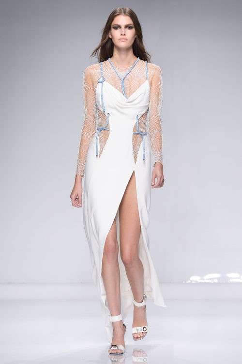 Vestido blanco largo asimétrico con transparencias de Versace en la semana de la moda de París Primavera/Verano 2016