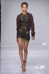 Vestido corto negro con cuentas de colores de Versace en la semana de la moda de París Primavera/Verano 2016