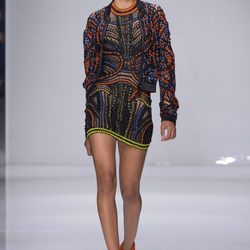 Vestido corto negro con cuentas de colores de Versace en la semana de la moda de París Primavera/Verano 2016