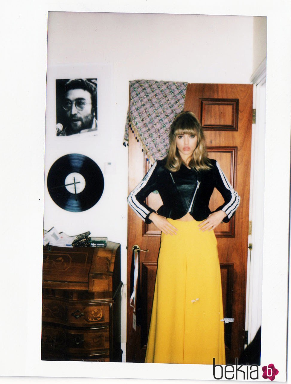 Suki Waterhouse con perfecto de cuero y falda larga en la imagen de campaña de Superga