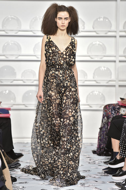 Vestido con estampado floral de Schiaparelli en la Semana de la Alta Costura de París Primavera/Verano 2016