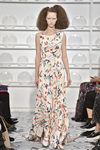 Vestido blanco con estampado de cerezas de Schiaparelli en la Semana de la Alta Costura de París Primavera/Verano 2016