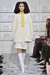 Traje blanco y amarillo de chaqueta y falda de Schiaparelli en la Semana de la Alta Costura de París Primavera/Verano 2016