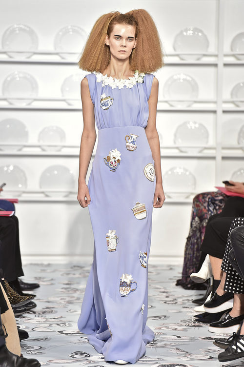 Vestido violeta claro con teteras y tazas de Schiaparelli en la Semana de la Alta Costura de París Primavera/Verano 2016