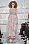 Vestido con estampado geométrico en la falda de Schiaparelli en la Semana de la Alta Costura de París Primavera/Verano 2016